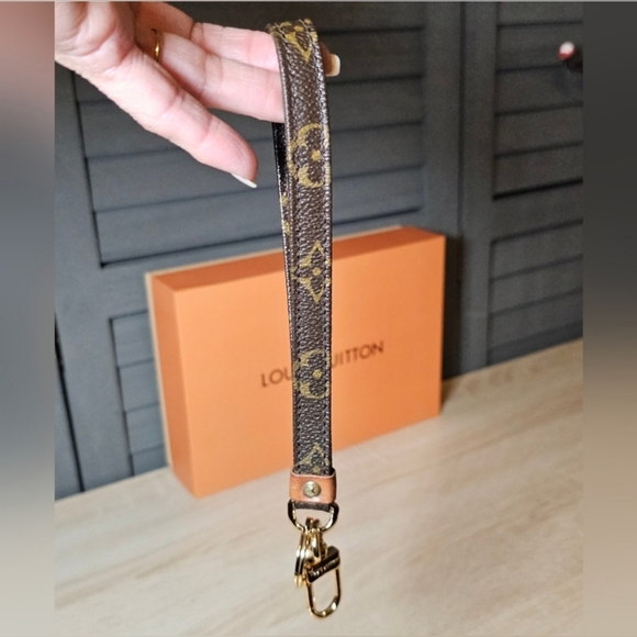 Authentic LOUIS VUITTON Gold Keychain With Monogram Canvas Strap - Picture 6 of 11